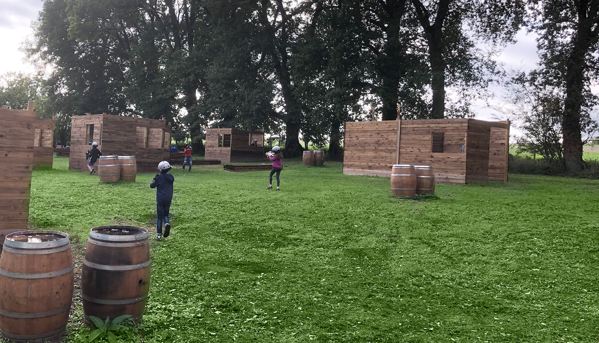 Enfants jouant au laser game au parc