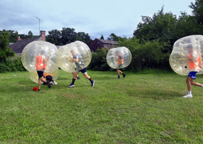 des hommes jouant au footbulle