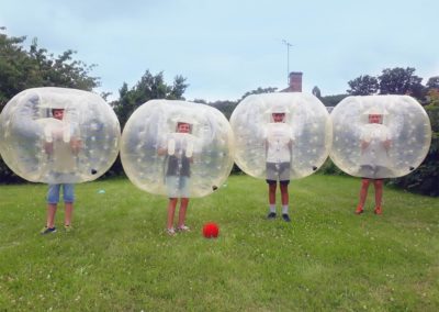 4 jeunes prêts pour une partie de Bubble foot