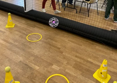 plots et cerceaux de l'atelier de drone soccer