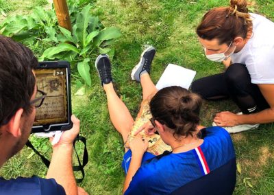 3 jeunes assis dans l'herbe en reflexion sur leur escape game