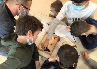 Groupe d'enfants cherchant la solution d'un escape game