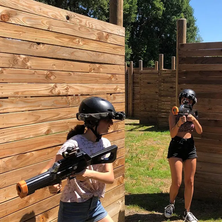 2 jeunes femmes jouant au laser game