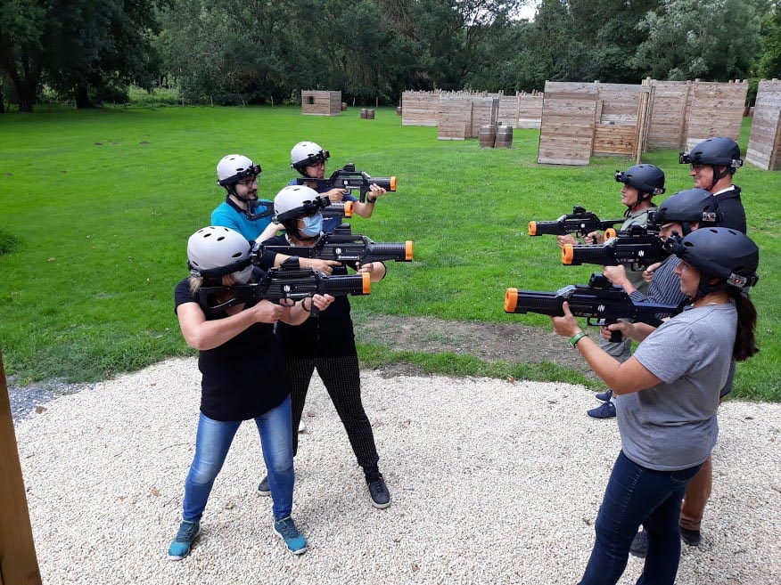 2 groupes face à face au laser game