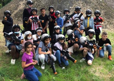 classe d'enfants après une partie de laser game